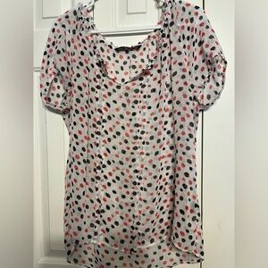 XL Zac and Rachel polyester short sleeve top. White with black and pink dots